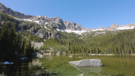 High-mountain-ridge-line-above-a-clear-alpine-lake-in-the-mountains-of-Washington