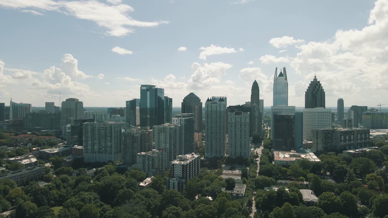 extraordinarias imágenes de drones del centro de atlanta y piedmont park en un día claro y soleado