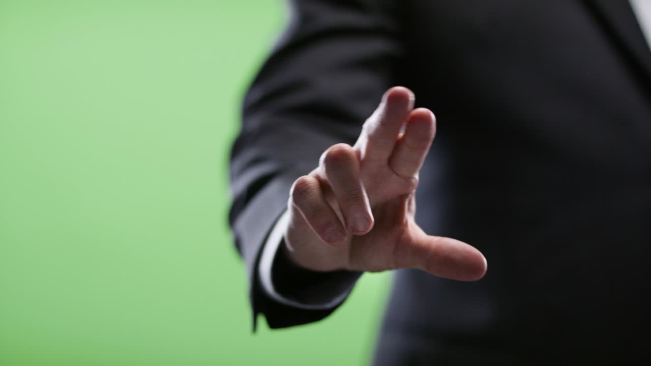 증강현실 터치 디스플레이를 사용한 사업가, 녹색 스크린에서 4k로 촬영