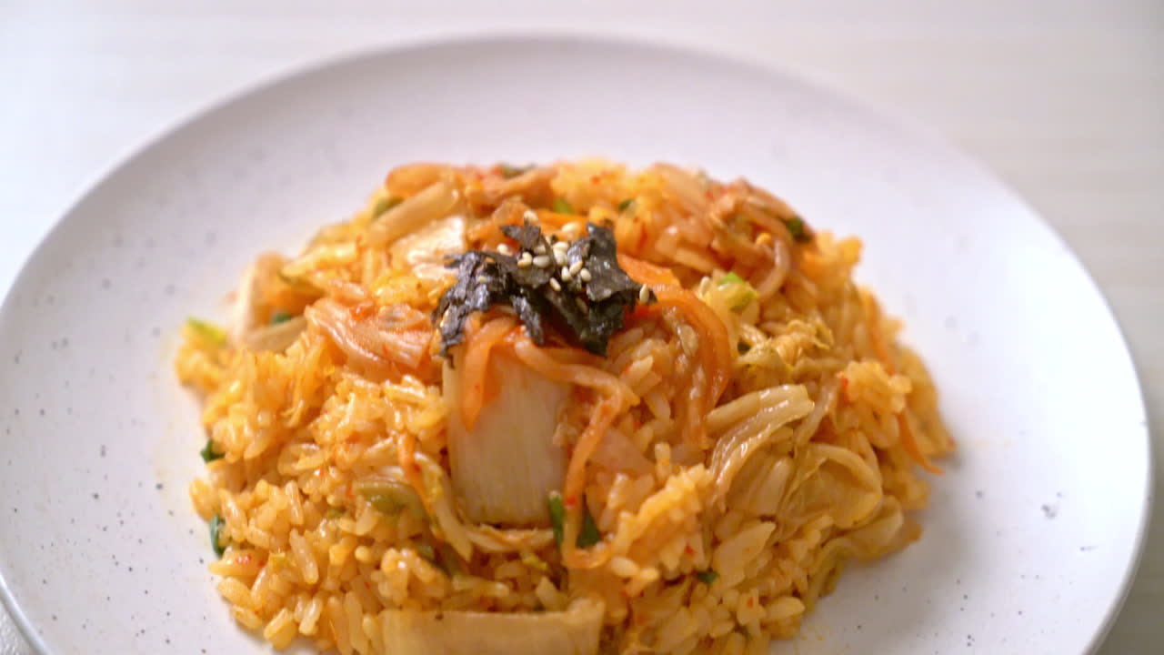 arroz frito kimchi con algas y sésamo blanco - estilo de comida coreana