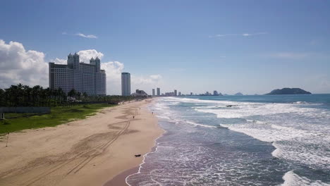 Horizonte-De-La-Playa-Y-Vista-Al-Mar-Con-Un-Resort-De-Vacaciones-De-Lujo,-Mazatlán-México