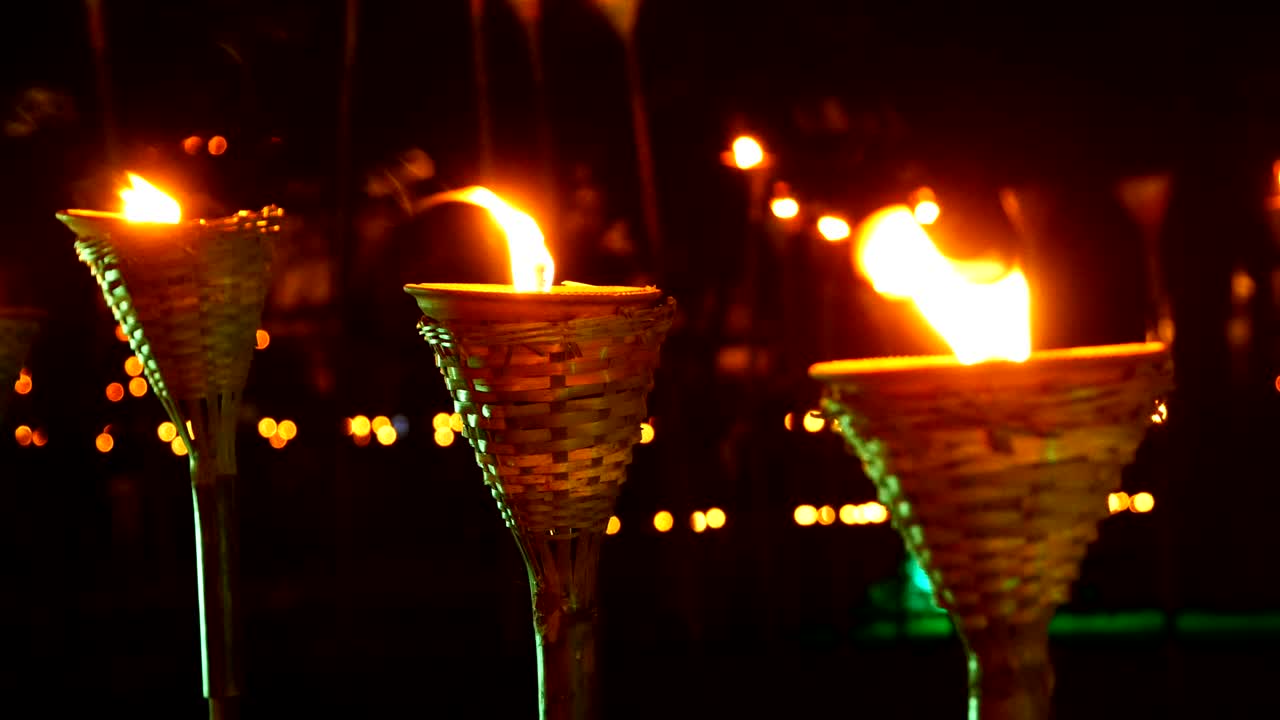 lámpara de aceite con luces de colores círculos bokeh en la oscuridad