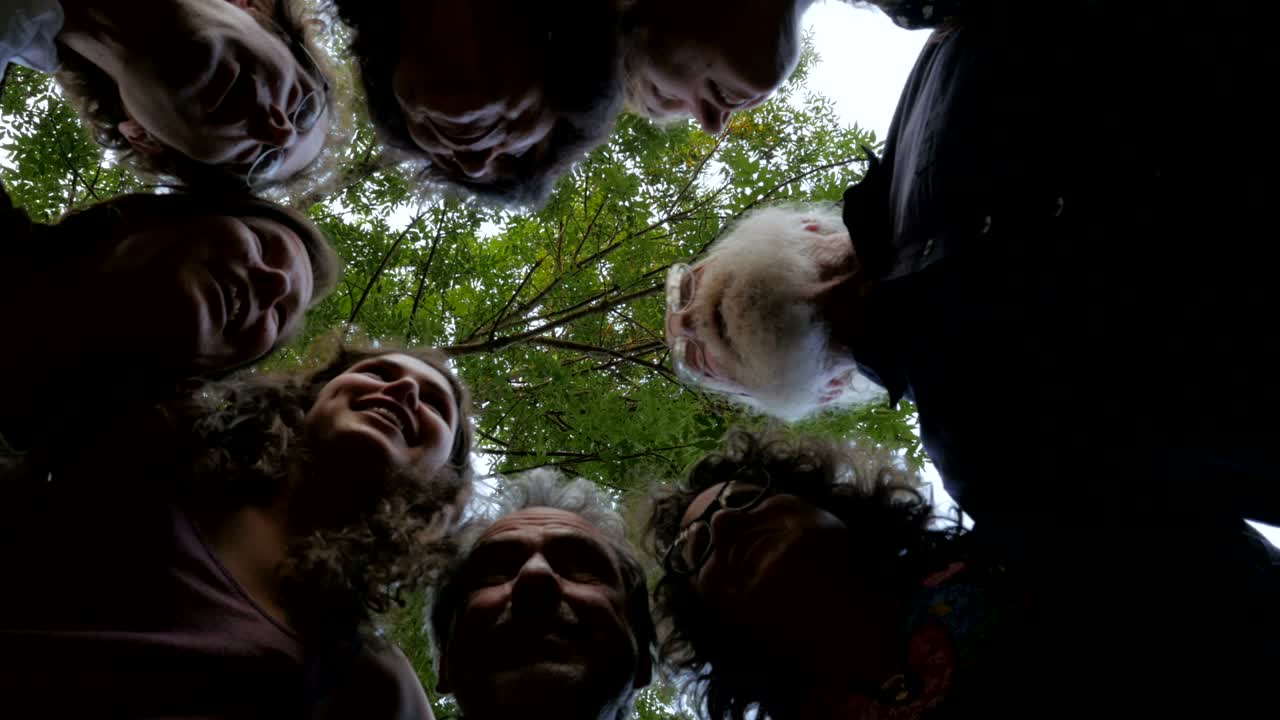 많은 사람 들 이 연합 하여 모여들고 있다