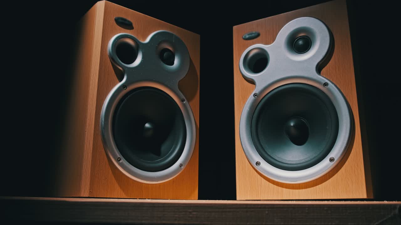 los altavoces de audio vibran de sonido bajo en cámara lenta sobre fondo negro