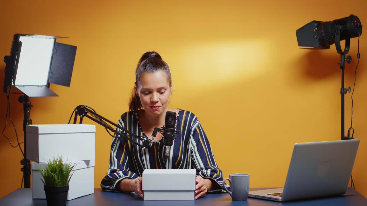 influencer dando un teléfono inteligente moderno como regalo