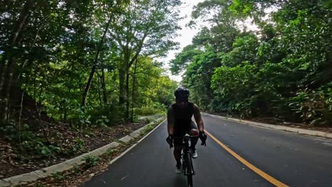 Training-Am-Frühen-Morgen,-Während-Der-Radfahrer-Auf-Die-Straße-Geht-Und-Sein-Blut-In-Wallung-Bringt