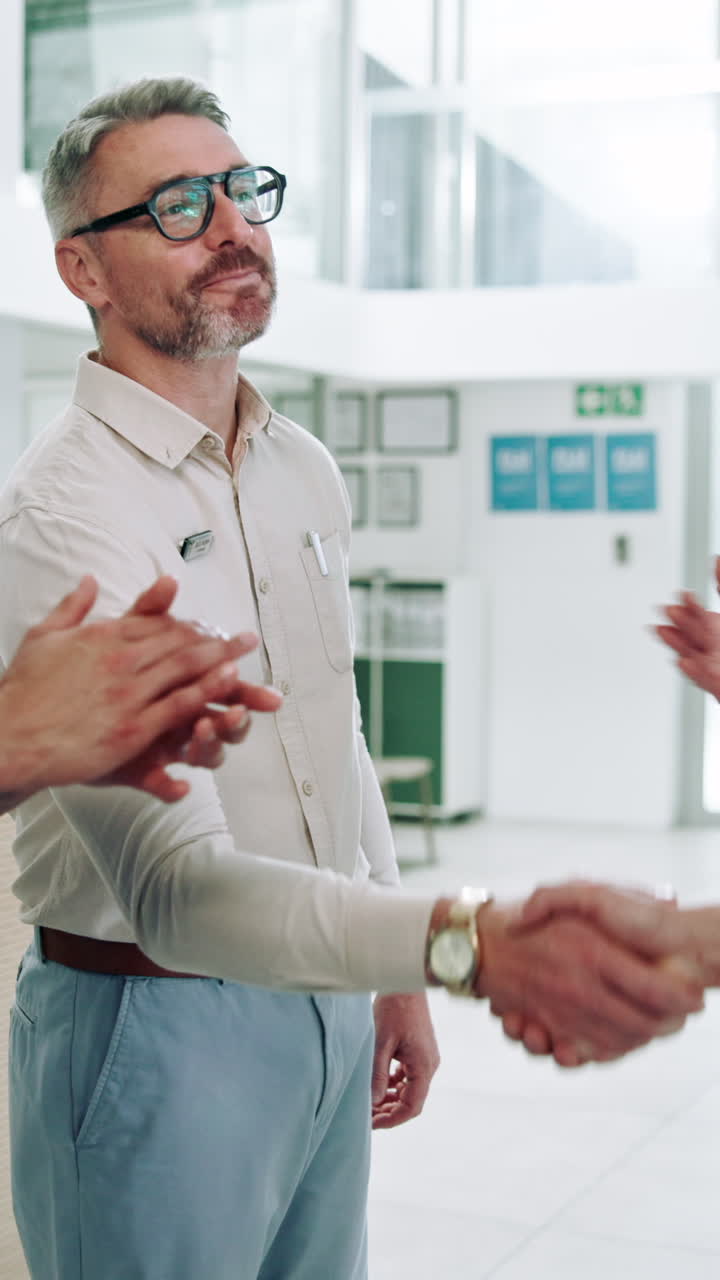Uomo professionista che stringe la mano mentre i colleghi applaudono