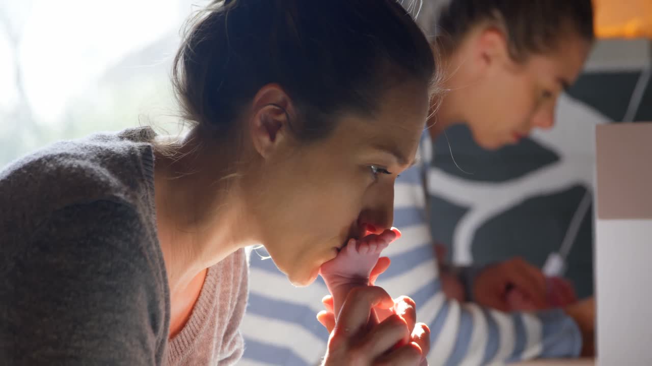 레즈비언 커플 이 아기 소년 의 기저귀 를 바꾸고 있다 4k