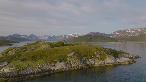 Archipiélago-De-Sommaroy-En-El-Norte-De-Noruega-Cerca-De-Tromso---Toma-Aérea-De-Drones
