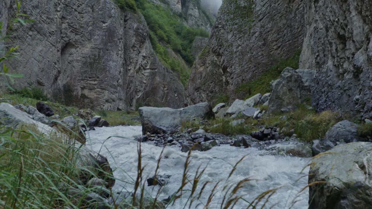 Paesaggio del canyon del fiume montano