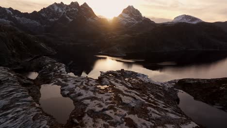 Vista-Aérea-Del-Hermoso-Paisaje-De-La-Montaña-Nevada-De-Noruega-Durante-El-Invierno