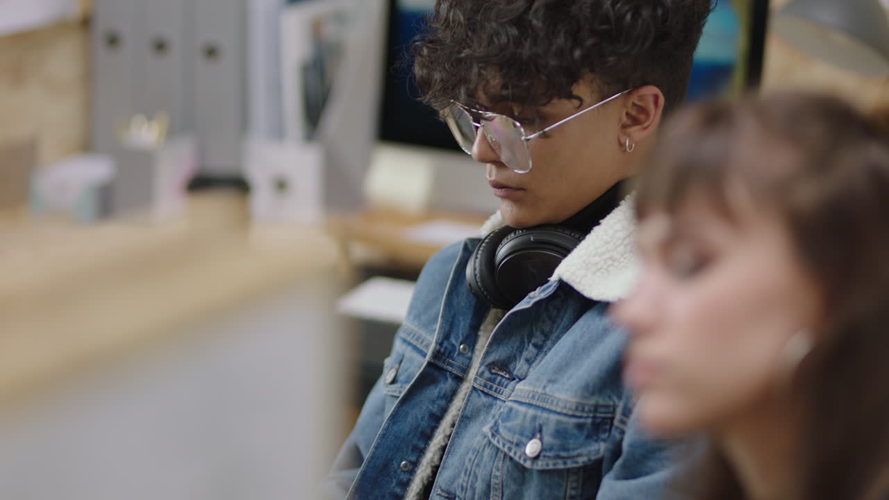 estudiante de negocios con estilo hombre usando un teléfono inteligente tomando una foto de la pantalla de la computadora en la oficina reunión compartiendo el desarrollo del proyecto en las redes sociales disfrutando de la tecnología de comunicación móvil