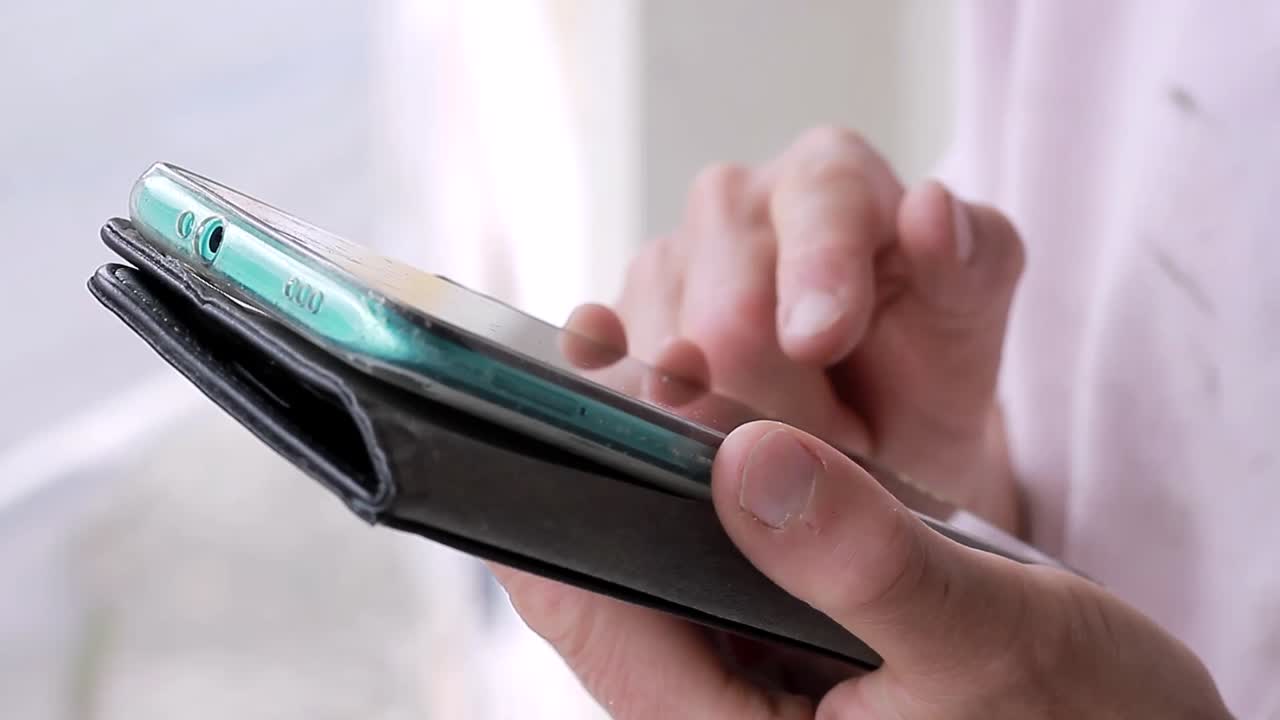 tomando el teléfono móvil de la mano comprando en línea imágenes de stock de video de stock