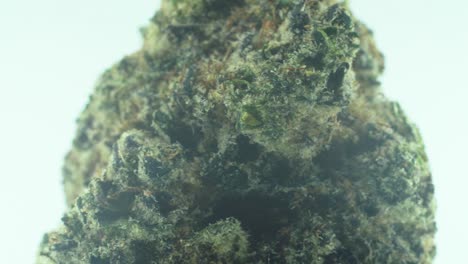 Makro-Nahaufnahme-Einer-Marihuana-Sativa-Superzitronen-Amnesie-Haze-Felsenblume,-Gelber,-Grüner-Und-Violetter-Kush,-Auf-Einem-Um-360-Grad-Drehbaren-Ständer,-4k-Video-In-Zeitlupe