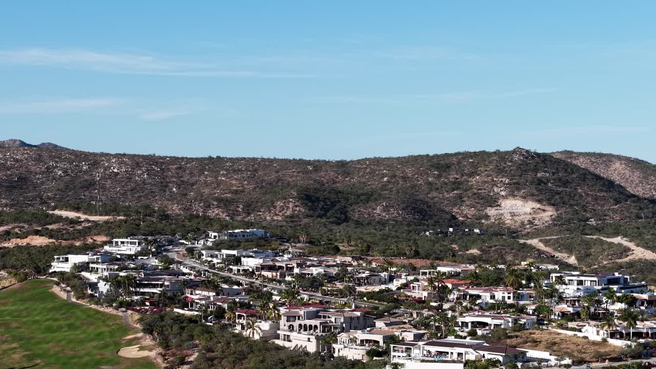 Sorvolo panoramico con drone sulla Sierra de la Laguna costiera, presso il distretto di La Paya con case, San José del Cabo, Messico
