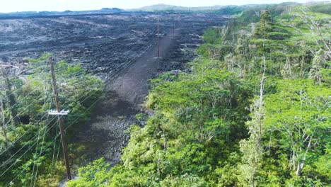 Sobrevivió-A-La-Jungla-Verde-Y-Al-Paisaje-Después-De-La-Erupción-Del-Volcán-En-El-Fondo,-Vista-Aérea