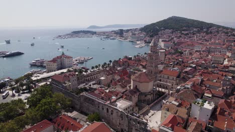 Vista-Aérea:-El-Casco-Antiguo-De-Split,-Entre-Montañas-Y-El-Mar-Adriático.