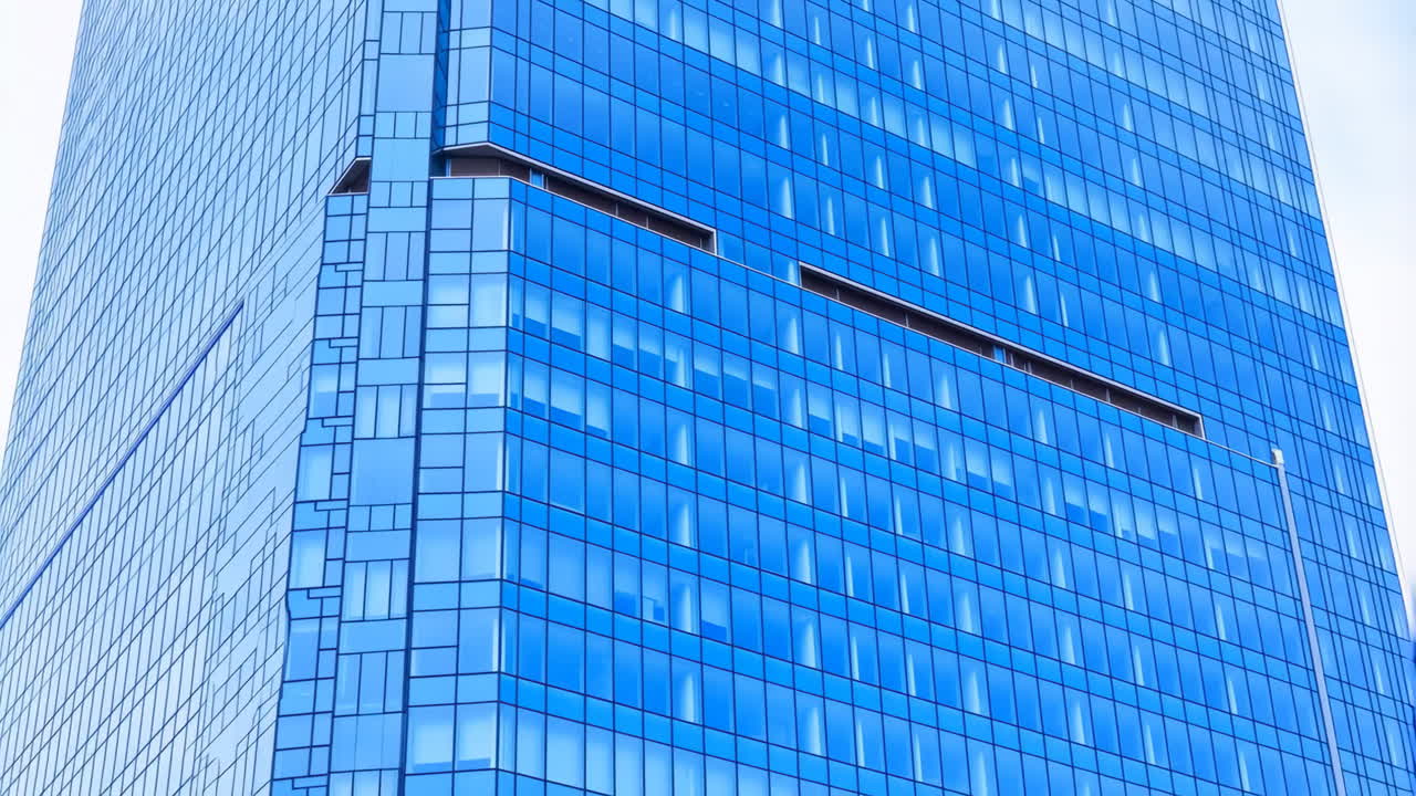 Fachada moderna de rascacielos de cristal azul en la ciudad