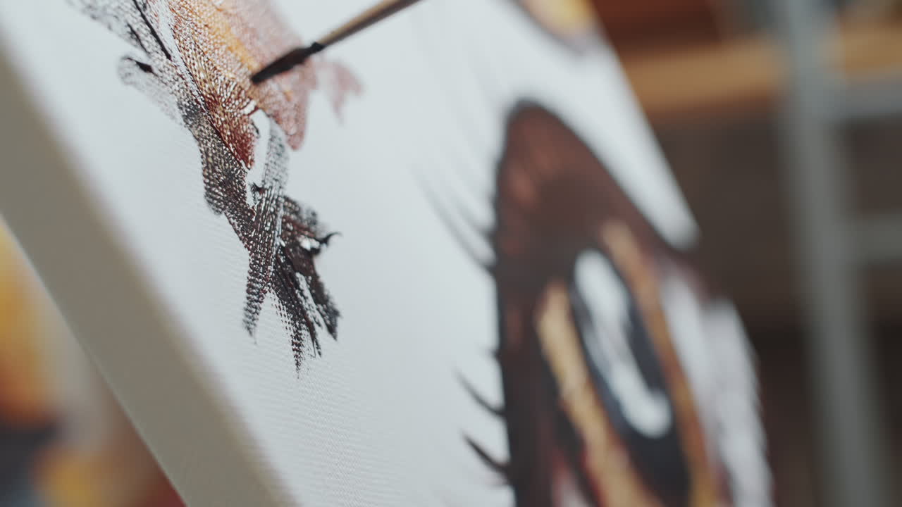 vista de cerca de una pintura de un artista en lienzo