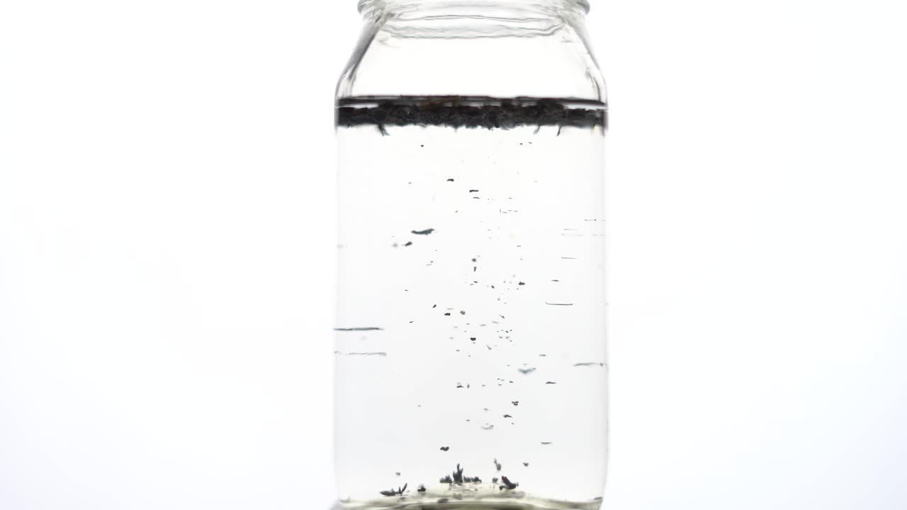 물 슬로우 모션 timelaps에 녹차 잎을 통해 맑은 물