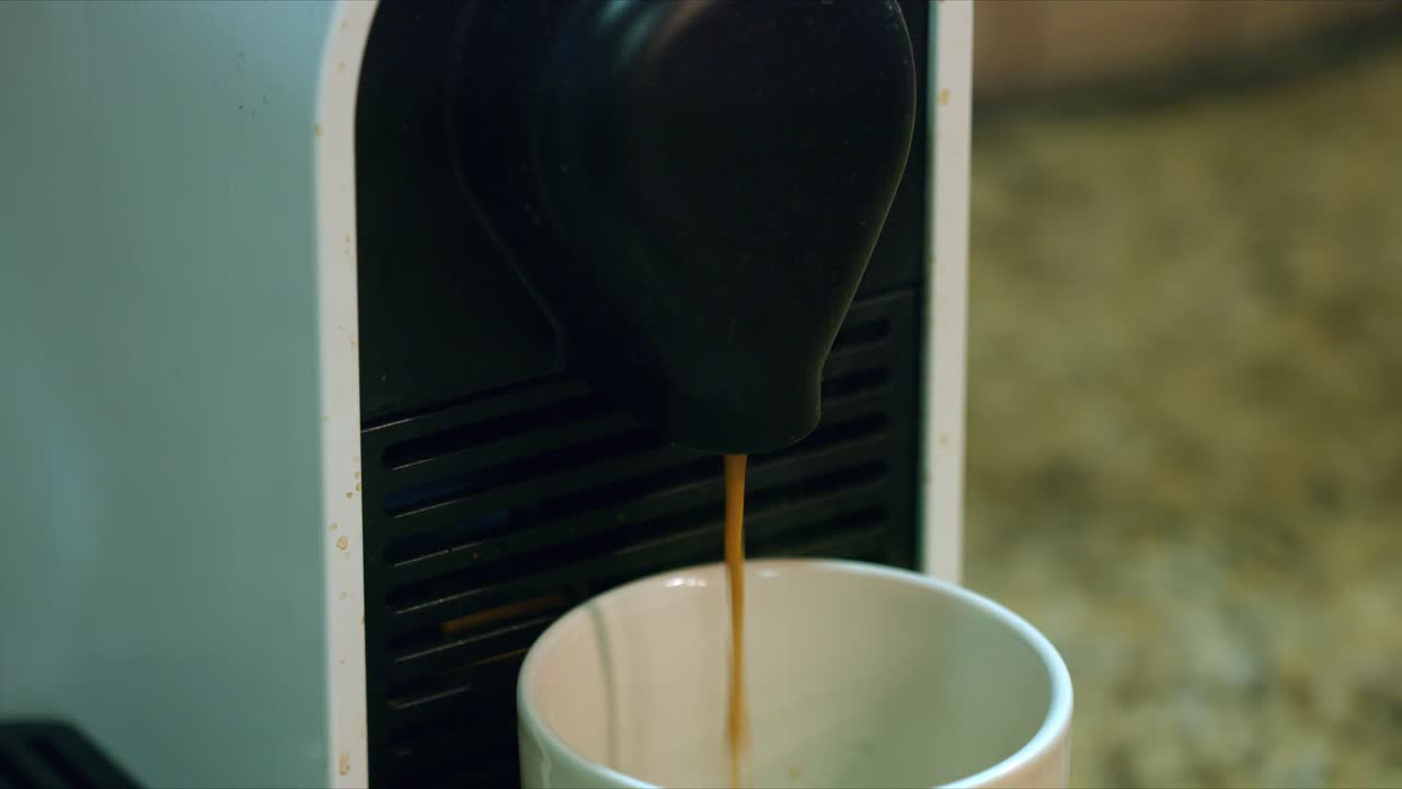 포드에서 에스프레소를 준비하는 자동 커피 머신