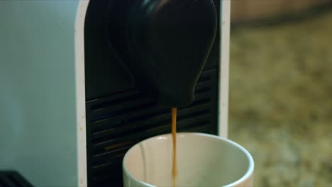 cafetera automática preparando espresso de una vaina