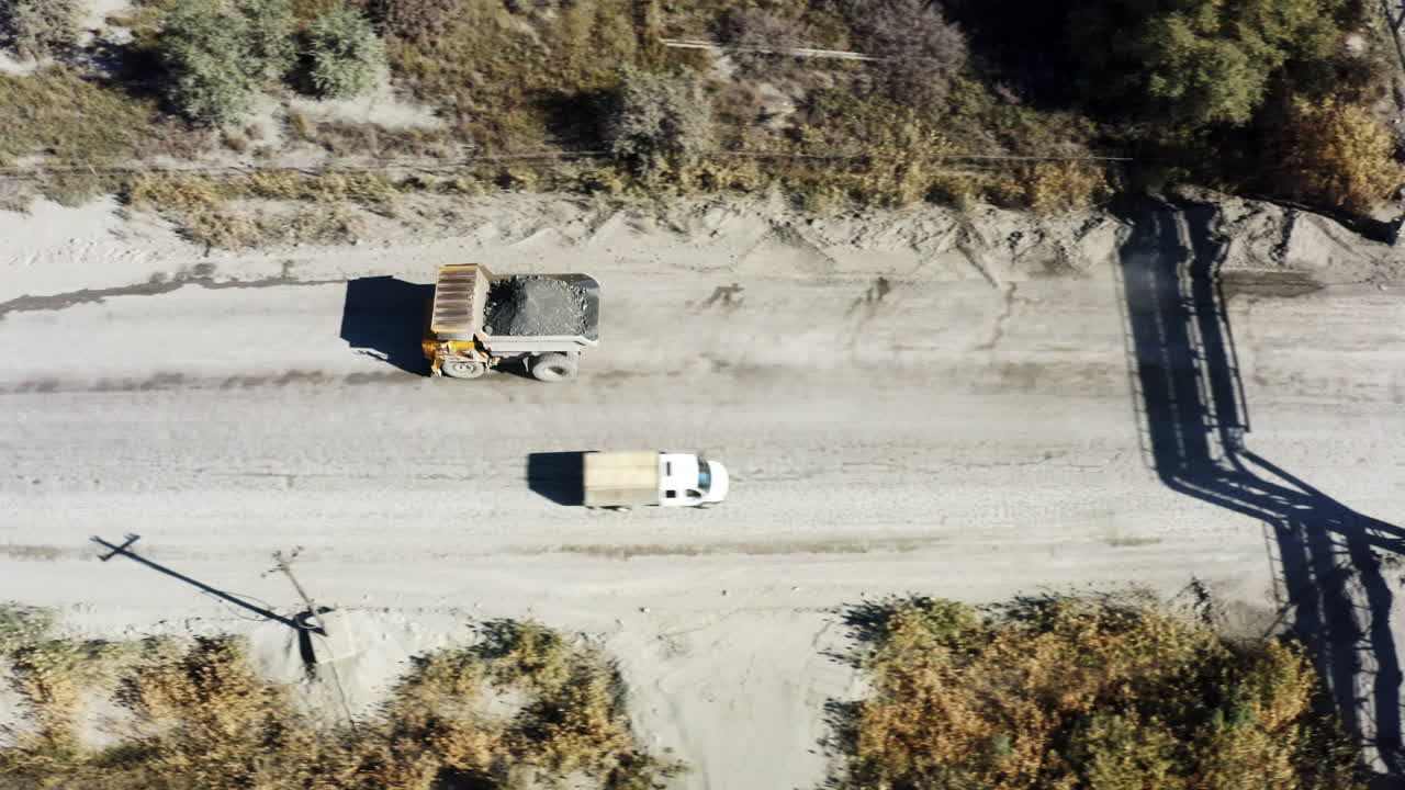 도로 에 있는 덤프 트럭 의 공중 사진