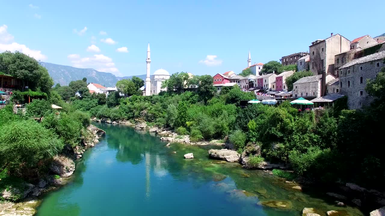 volando sobre la ciudad de mostar en bosnia