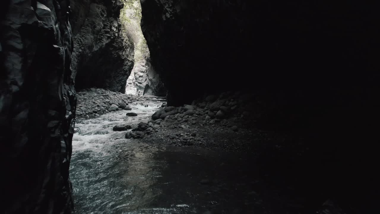 río de cuevas oscuras curvado por el agua