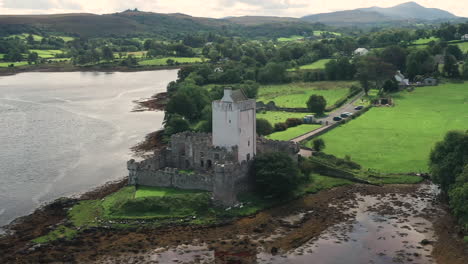 Vista-Aérea-De-Drones-Del-Castillo-De-Doe,-Bahía-De-Sheephaven,-Donegal,-Irlanda