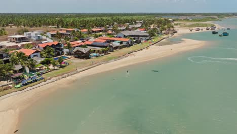 Drohnenaufnahme-Der-Pousadas-Mit-Blick-Auf-Die-Lagune-Am-Kitesurfspot-Ilha-Do-Guajiru