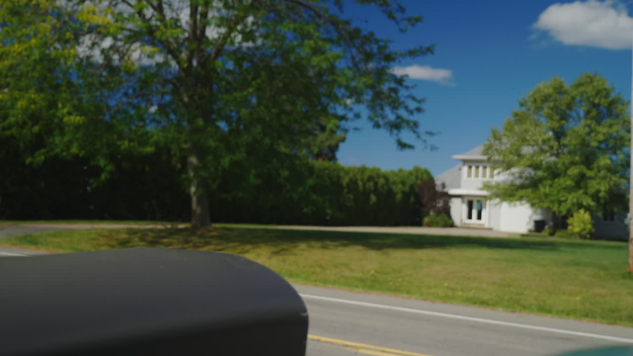 mujer recoge cartas de un buzón