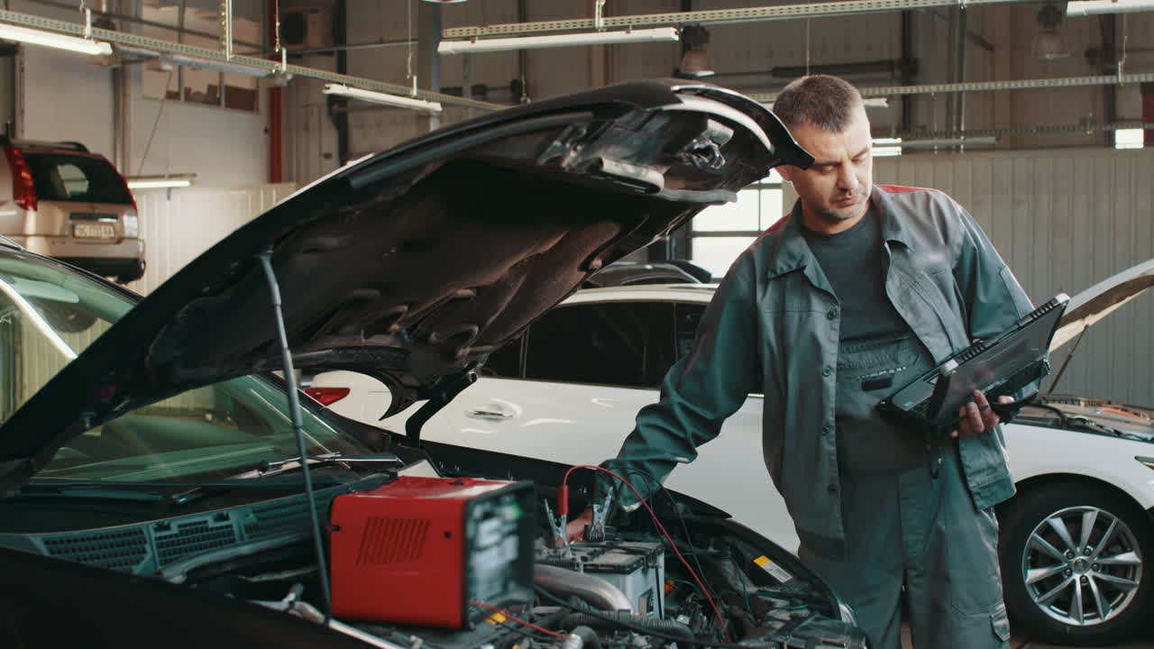 mecánico de automóviles diagnosticando un coche