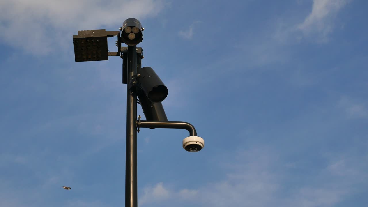 cámara de vigilancia callejera en un poste de luz