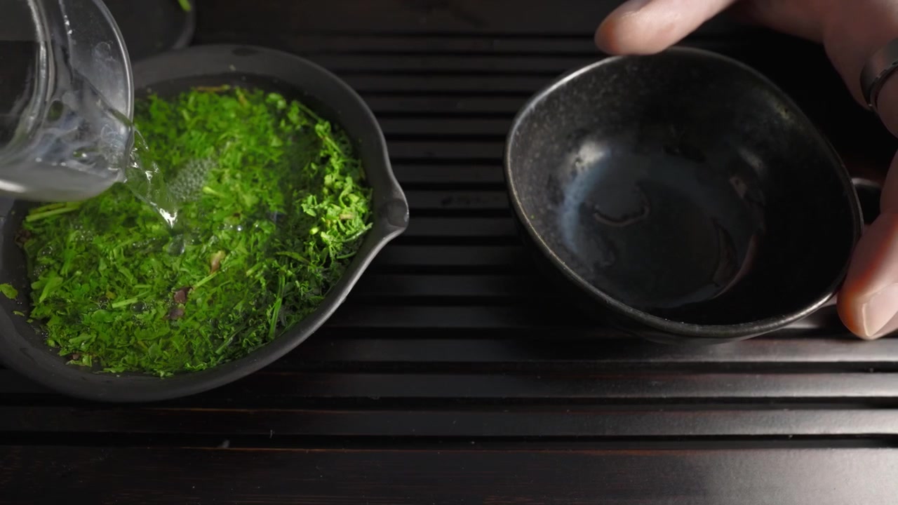 絞り出しで日本茶を淹れる。健康的な飲み物を準備する伝統的な方法。
