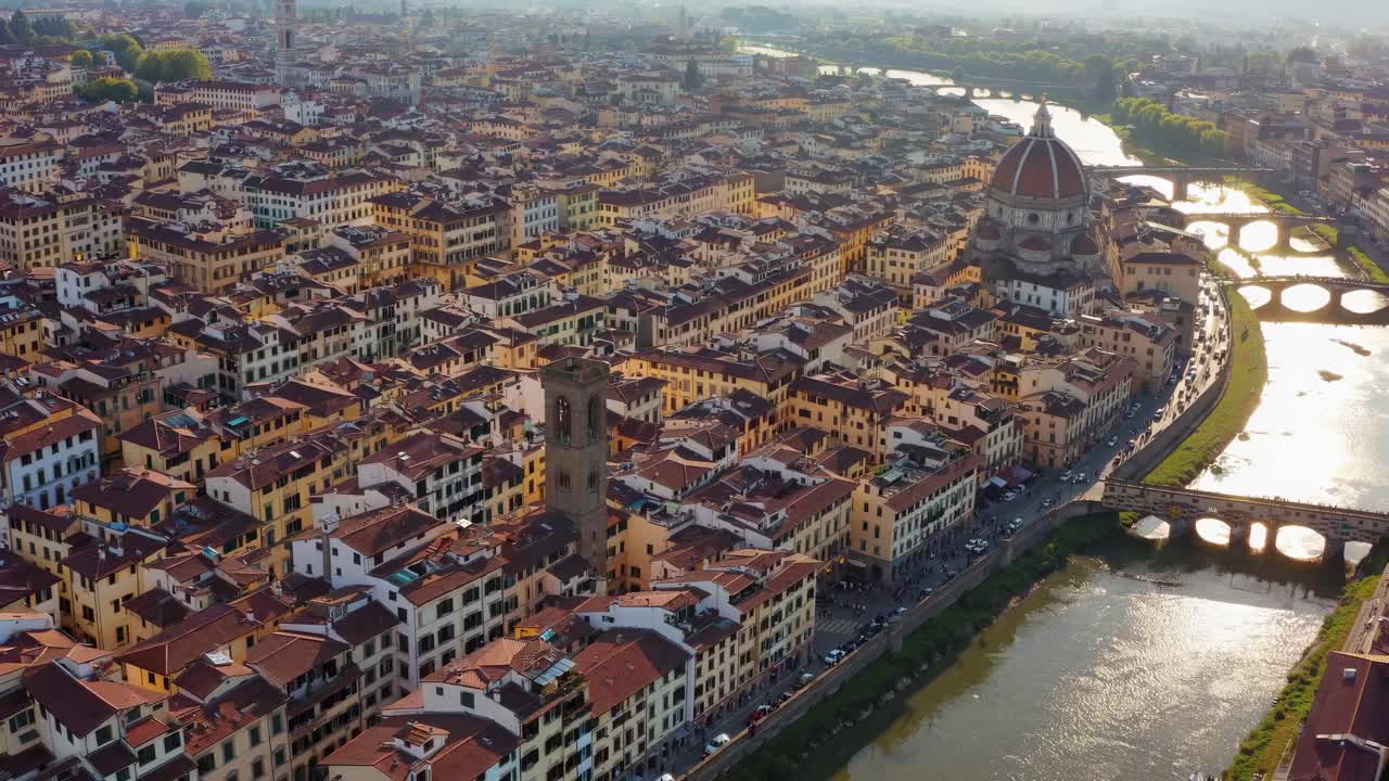 Video aereo di un paesaggio urbano storico con un fiume, che mostra edifici con tetti rossi