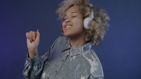 mulher a dançar com fones de ouvido.
