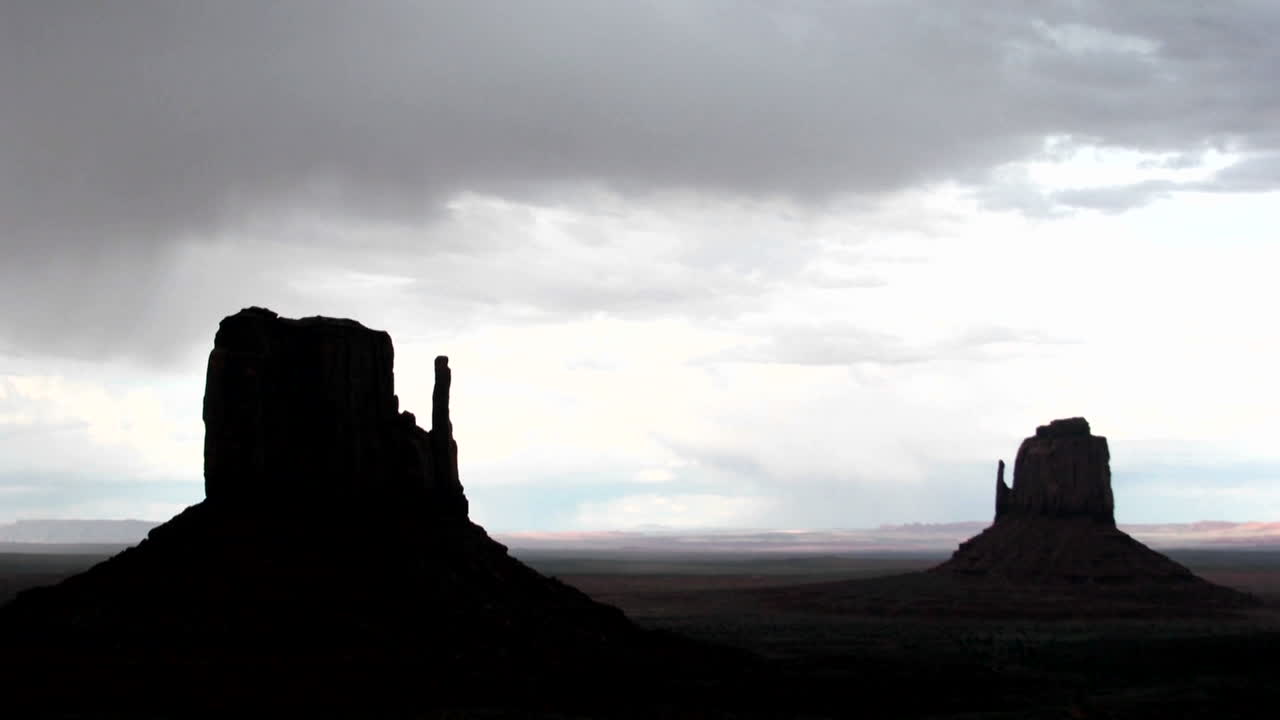 siniestras nubes de tormenta se mueven rápidamente sobre mitten buttes en monument valley, utah