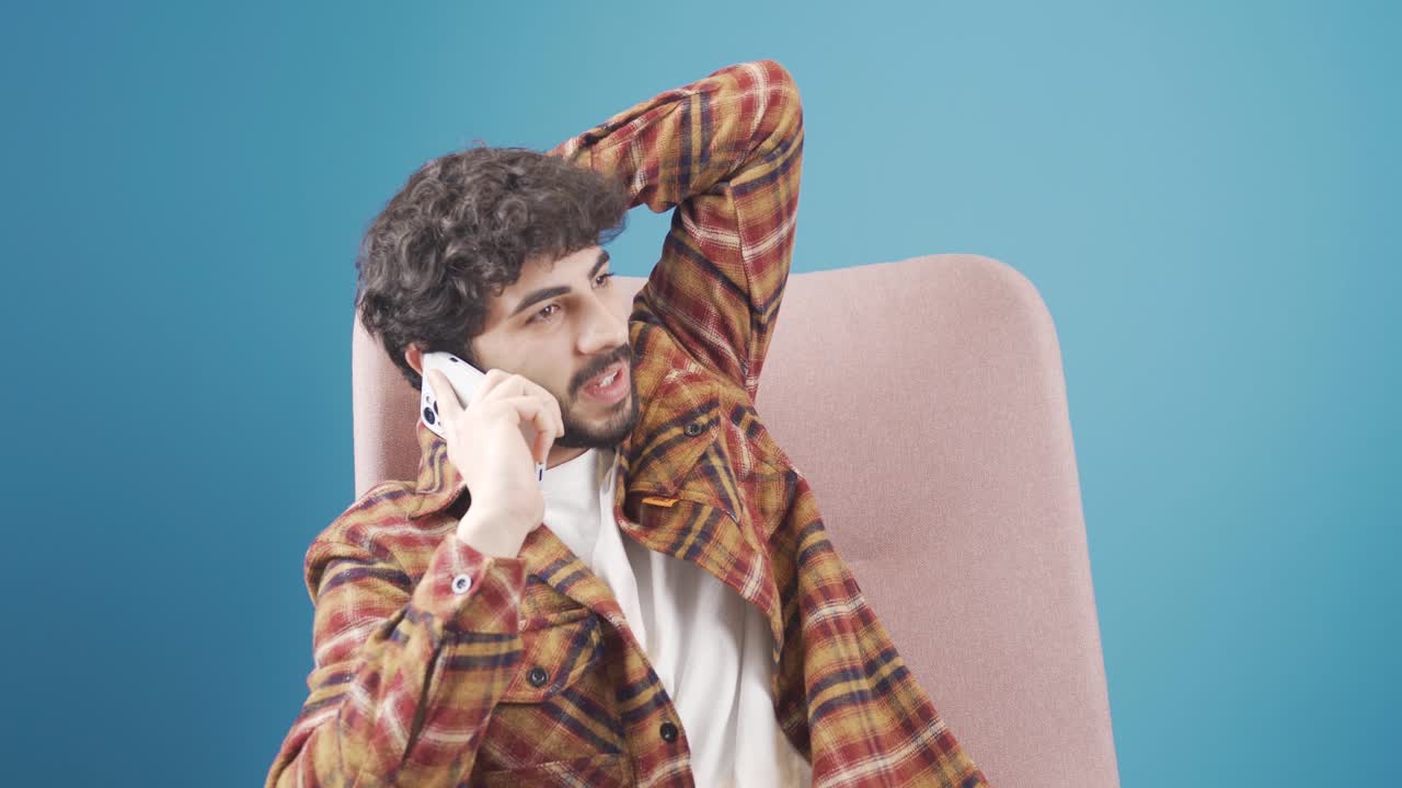 joven guapo y sonriente hablando por teléfono, recibiendo buenas noticias.