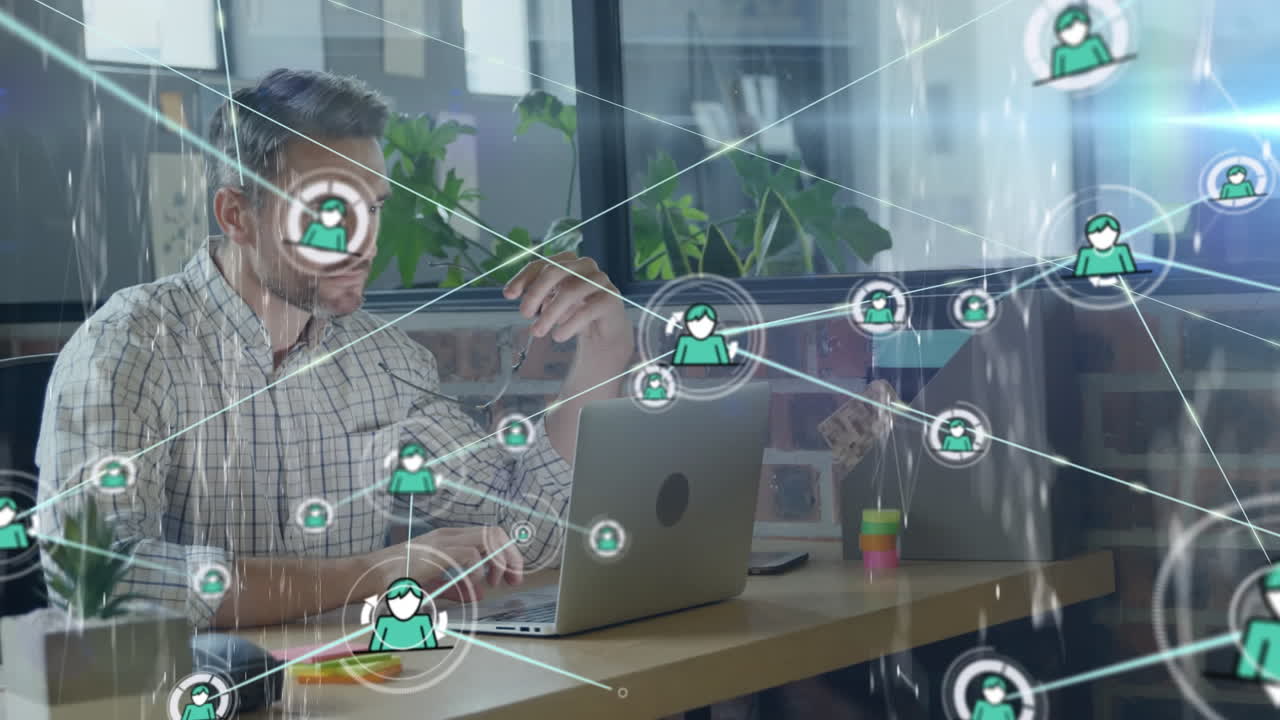 animación de la red de conexiones e iconos sobre el hombre usando una computadora portátil