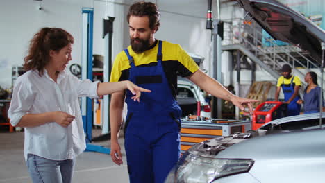 El-Técnico-Hace-El-Mantenimiento-Del-Coche-Del-Cliente.