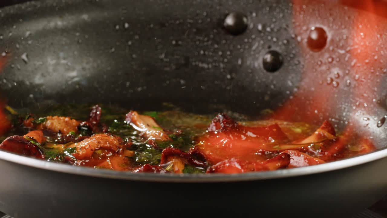 Cibo in fiamme in una padella