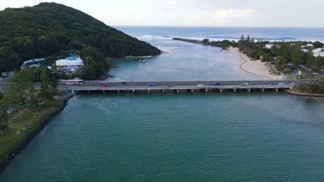 Tallebudgera-Creek-Road-Bridge-Sobre-El-Arroyo-Cerca-Del-Promontorio-De-Burleigh-En-Gold-Coast,-Qld