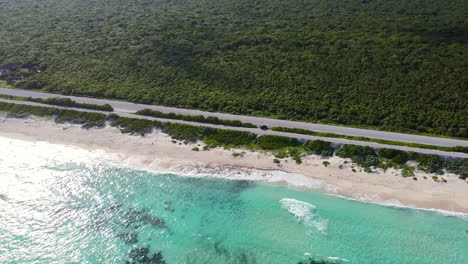 antena del sol reflejándose en el agua azul turquesa del océano en la costa de playa chumul en cozumel méxico