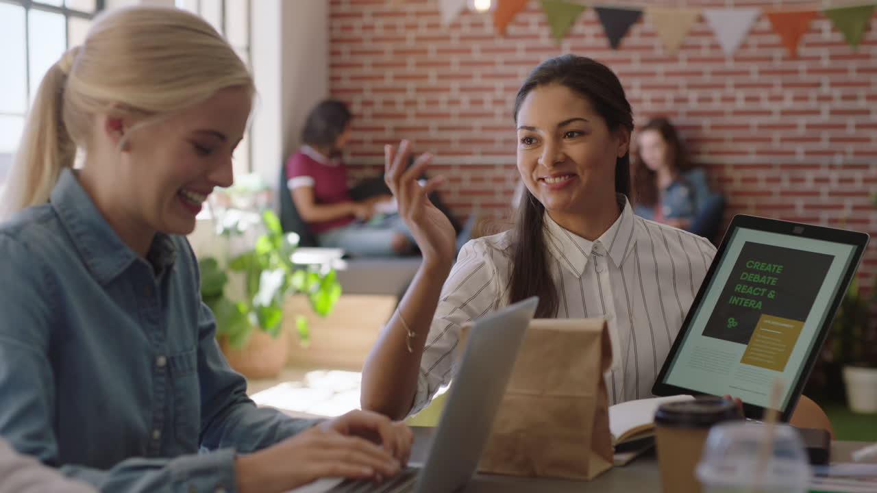 diversas mujeres de negocios que se reúnen, líderes de equipos que comparten ideas creativas para un proyecto de puesta en marcha utilizando la tecnología de tabletas en el lugar de trabajo moderno de la oficina.