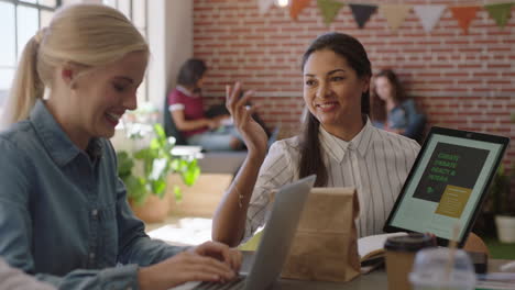 Diversas-Mujeres-De-Negocios-Se-Reúnen-Con-El-Líder-Del-Equipo-De-Intercambio-De-Ideas-Compartiendo-Ideas-Creativas-Para-Un-Proyecto-De-Inicio-Utilizando-Tecnología-De-Tableta-En-Una-Presentación-Moderna-En-El-Lugar-De-Trabajo-De-Oficina.