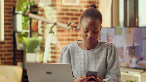 Portrait-of-happy-woman-on-smartphone