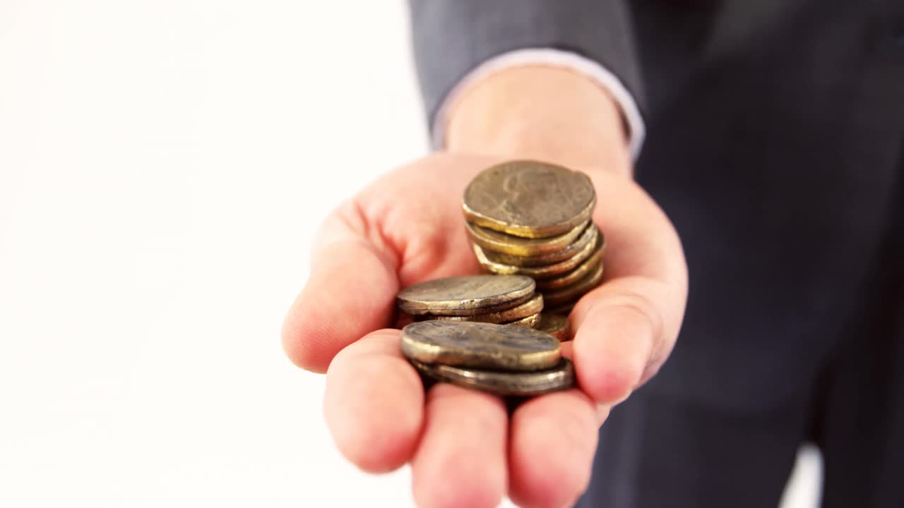 sección media del hombre que sostiene monedas