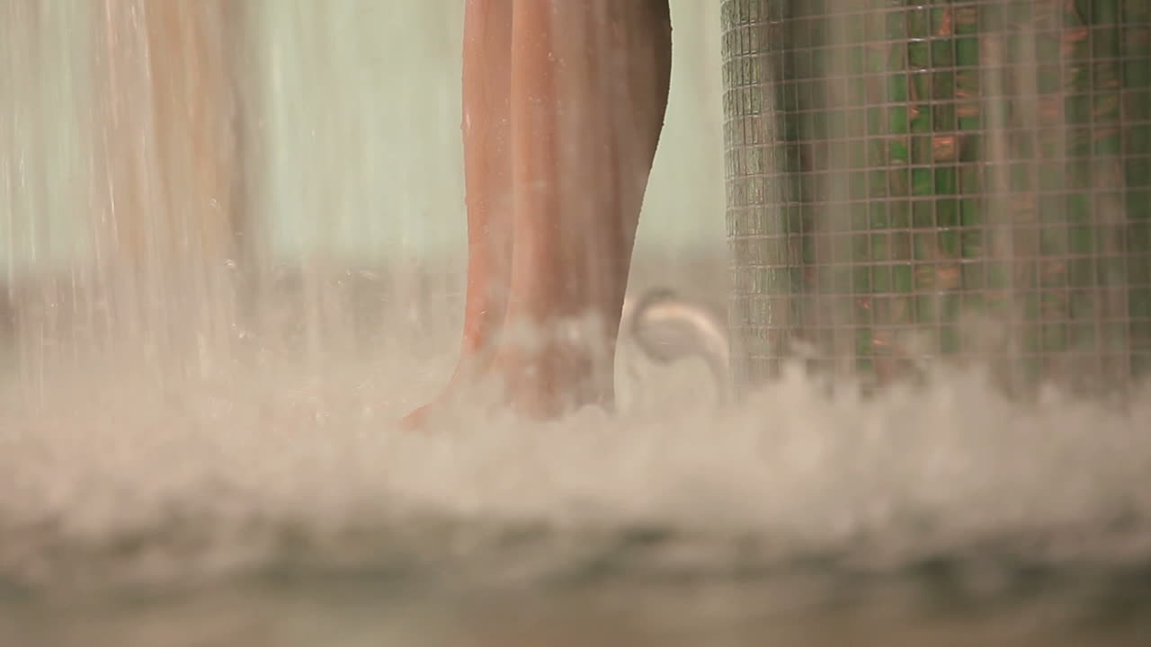 mujer tomando una ducha