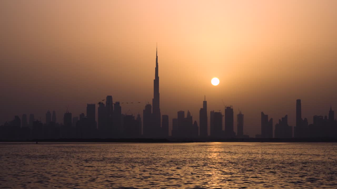 Vista panoramica dello skyline e della baia di Dubai nelle prime ore della sera - ampia inquadratura